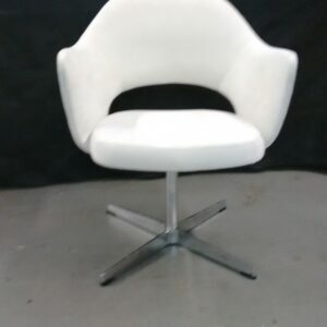 CADEIRA DALLAS COM BRAÇOS - COURO NATURAL