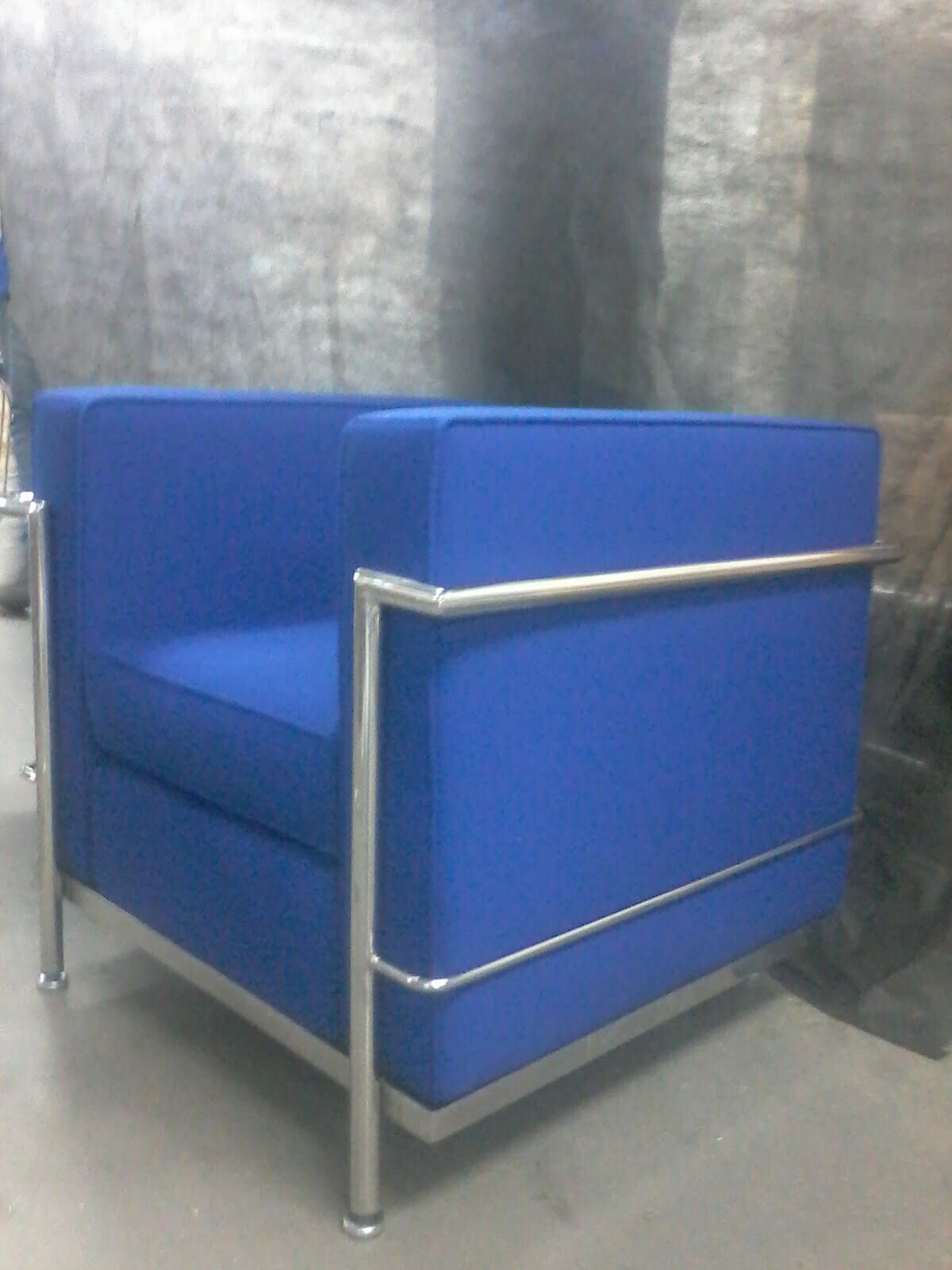 POLTRONA LC2 CROMADA - COURO ECOLÓGICO - Imagem 2