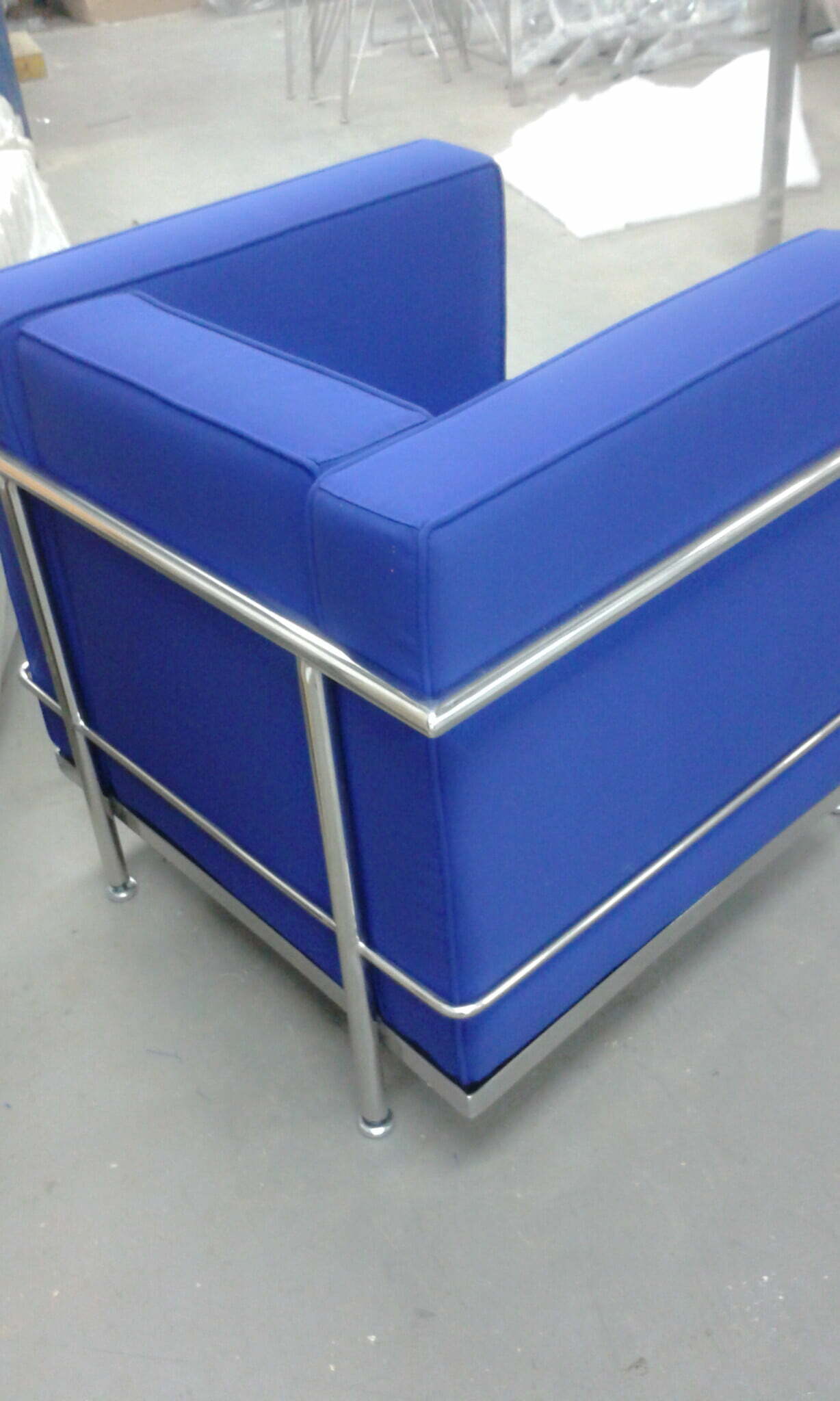 POLTRONA LC2 CROMADA - COURO ECOLÓGICO - Imagem 3